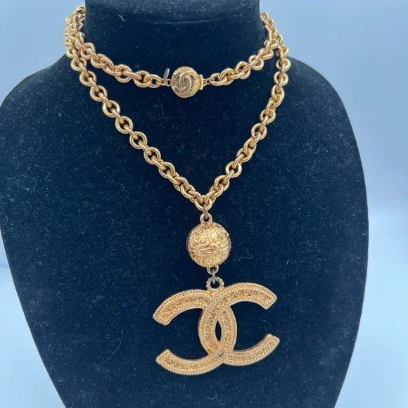 Chanel 24k gold plated vintage large CC logo necklace ❤️ - Picture 2 of 7